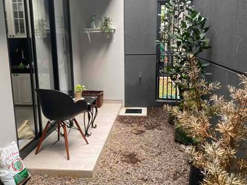 Disewakan Rumah Baru Modern Semi Furnished Posisi Hook Dengan Taman Belakang di Kebayoran Bintaro