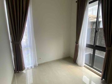 Disewakan Rumah Baru Modern Semi Furnished Posisi Hook Dengan Taman Belakang di Kebayoran Bintaro