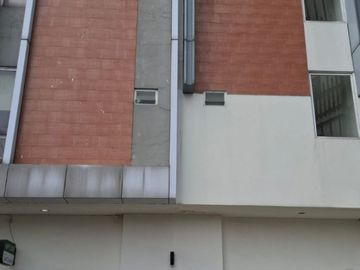 Disewa Ruko Unfurnish 3 Lantai di Cleon Park JGC, 2 Muka, Luas Bangunan 213m² dan Harga 150 Juta/Tahun