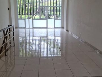 Disewa Ruko Unfurnish 3 Lantai di Cleon Park JGC, 2 Muka, Luas Bangunan 213m² dan Harga 150 Juta/Tahun