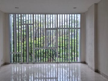 Disewa Ruko Unfurnish 3 Lantai di Cleon Park JGC, 2 Muka, Luas Bangunan 213m² dan Harga 150 Juta/Tahun