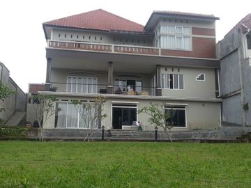Dijual Rumah Furnished Taman Belakang Luas & View Danau Di Kbp, Kota Baru Parahyangan Ref.05772