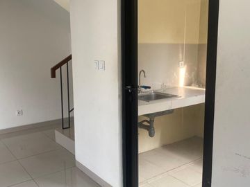 Rumah 2 Lantai Semi Furnish di Astha Suvarna Sutera Tangerang 1K90000T
