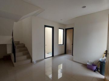 Rumah 2 Lantai Semi Furnish di Astha Suvarna Sutera Tangerang 1K90000T