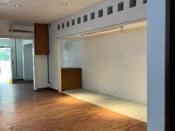 Disewakan rumah strategis bisa untuk kantor kafe minimarket tempat les dll di  kelapa gading