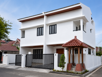 DIJUAL RUMAH CANTIK SIAP HUNI LOKASI SANGAT STRATEGIS DI VILLA MELATI MAS (EN682)