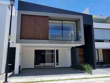 CASA EN VENTA CON ACABADOS DE LUJO EN LOMAS DE ANGELOPOLIS, PUEBLA CON 5 RECAMARAS Y SALÓN DE USOS MÚLTIPLES CON TERRAZA