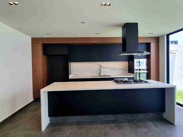 CASA EN VENTA CON ACABADOS DE LUJO EN LOMAS DE ANGELOPOLIS, PUEBLA CON 5 RECAMARAS Y SALÓN DE USOS MÚLTIPLES CON TERRAZA