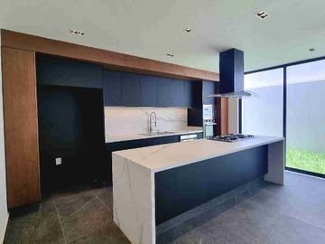 CASA EN VENTA CON ACABADOS DE LUJO EN LOMAS DE ANGELOPOLIS, PUEBLA CON 5 RECAMARAS Y SALÓN DE USOS MÚLTIPLES CON TERRAZA