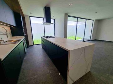 CASA EN VENTA CON ACABADOS DE LUJO EN LOMAS DE ANGELOPOLIS, PUEBLA CON 5 RECAMARAS Y SALÓN DE USOS MÚLTIPLES CON TERRAZA