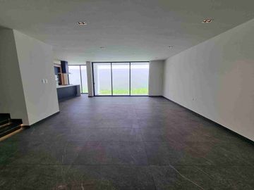 CASA EN VENTA CON ACABADOS DE LUJO EN LOMAS DE ANGELOPOLIS, PUEBLA CON 5 RECAMARAS Y SALÓN DE USOS MÚLTIPLES CON TERRAZA