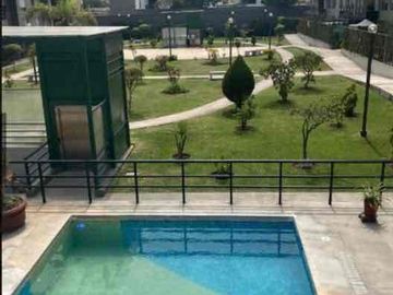 Departamento en primer piso con jardín y terrazs
