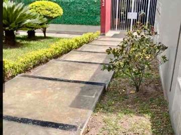 Departamento en primer piso con jardín y terrazs