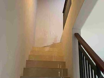 Jual Rumah 3 Lantai Grand Wisata Z Living Semi furnished & Strategis
