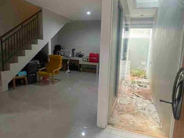 Jual Rumah 3 Lantai Grand Wisata Z Living Semi furnished & Strategis