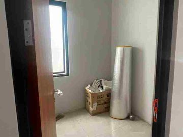 Jual Rumah 3 Lantai Grand Wisata Z Living Semi furnished & Strategis