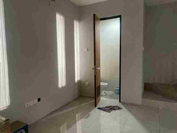 Jual Rumah 3 Lantai Grand Wisata Z Living Semi furnished & Strategis