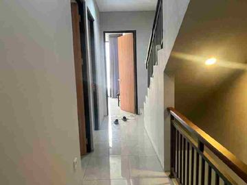 Jual Rumah 3 Lantai Grand Wisata Z Living Semi furnished & Strategis