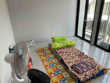 Jual Rumah 3 Lantai Grand Wisata Z Living Semi furnished & Strategis