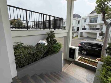 Dijual Rumah Posisi di Hook Summarecon Bogor.Full Furnished.