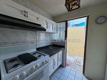 RENTA - Desarrollo San Pablo. Casa amueblada de 2 recámaras