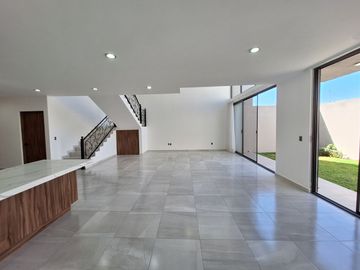 CASA EN RENTA EN ZIBATA QUERETARO CON DOBLE ALTURA Y ROOF GARDEN | PRIVADA AMATISTA