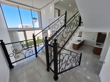 CASA EN RENTA EN ZIBATA QUERETARO CON DOBLE ALTURA Y ROOF GARDEN | PRIVADA AMATISTA