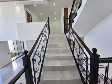 CASA EN RENTA EN ZIBATA QUERETARO CON DOBLE ALTURA Y ROOF GARDEN | PRIVADA AMATISTA