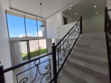 CASA EN RENTA EN ZIBATA QUERETARO CON DOBLE ALTURA Y ROOF GARDEN | PRIVADA AMATISTA