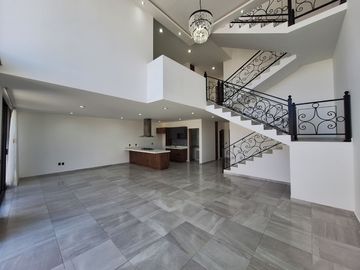 CASA EN RENTA EN ZIBATA QUERETARO CON DOBLE ALTURA Y ROOF GARDEN | PRIVADA AMATISTA