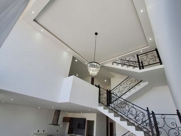 CASA EN RENTA EN ZIBATA QUERETARO CON DOBLE ALTURA Y ROOF GARDEN | PRIVADA AMATISTA