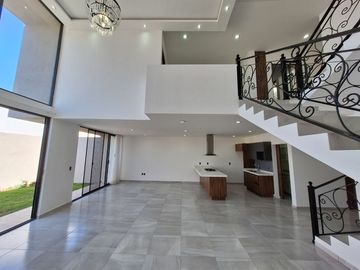 CASA EN RENTA EN ZIBATA QUERETARO CON DOBLE ALTURA Y ROOF GARDEN | PRIVADA AMATISTA