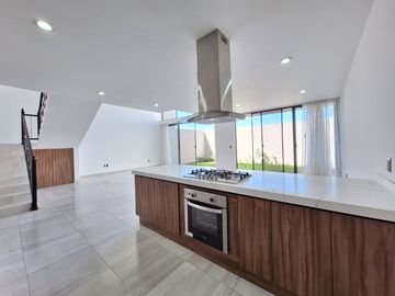 CASA EN RENTA EN ZIBATA QUERETARO CON DOBLE ALTURA Y ROOF GARDEN | PRIVADA AMATISTA