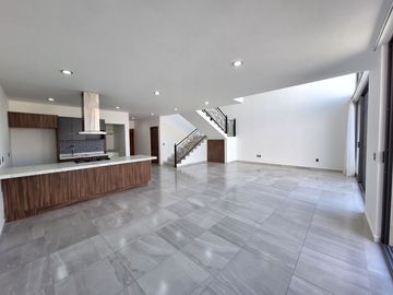 CASA EN RENTA EN ZIBATA QUERETARO CON DOBLE ALTURA Y ROOF GARDEN | PRIVADA AMATISTA