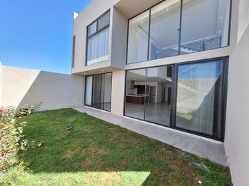 CASA EN RENTA EN ZIBATA QUERETARO CON DOBLE ALTURA Y ROOF GARDEN | PRIVADA AMATISTA