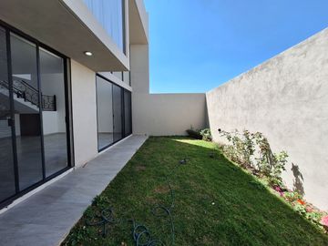 CASA EN RENTA EN ZIBATA QUERETARO CON DOBLE ALTURA Y ROOF GARDEN | PRIVADA AMATISTA