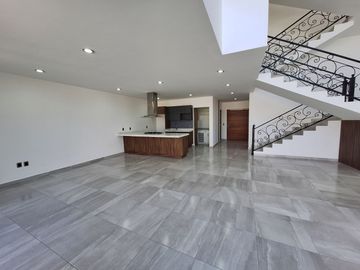 CASA EN RENTA EN ZIBATA QUERETARO CON DOBLE ALTURA Y ROOF GARDEN | PRIVADA AMATISTA