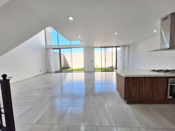 CASA EN RENTA EN ZIBATA QUERETARO CON DOBLE ALTURA Y ROOF GARDEN | PRIVADA AMATISTA