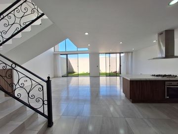 CASA EN RENTA EN ZIBATA QUERETARO CON DOBLE ALTURA Y ROOF GARDEN | PRIVADA AMATISTA