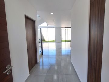 CASA EN RENTA EN ZIBATA QUERETARO CON DOBLE ALTURA Y ROOF GARDEN | PRIVADA AMATISTA