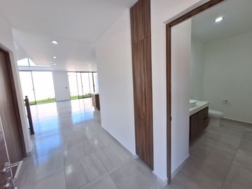 CASA EN RENTA EN ZIBATA QUERETARO CON DOBLE ALTURA Y ROOF GARDEN | PRIVADA AMATISTA