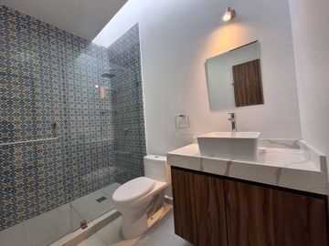 CASA EN RENTA EN ZIBATA QUERETARO CON DOBLE ALTURA Y ROOF GARDEN | PRIVADA AMATISTA
