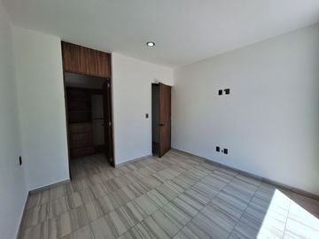 CASA EN RENTA EN ZIBATA QUERETARO CON DOBLE ALTURA Y ROOF GARDEN | PRIVADA AMATISTA