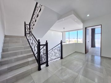 CASA EN RENTA EN ZIBATA QUERETARO CON DOBLE ALTURA Y ROOF GARDEN | PRIVADA AMATISTA