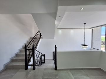CASA EN RENTA EN ZIBATA QUERETARO CON DOBLE ALTURA Y ROOF GARDEN | PRIVADA AMATISTA
