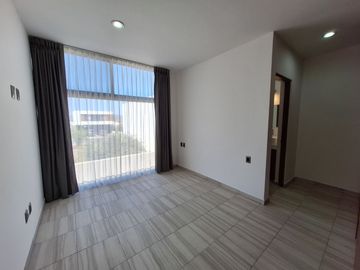 CASA EN RENTA EN ZIBATA QUERETARO CON DOBLE ALTURA Y ROOF GARDEN | PRIVADA AMATISTA