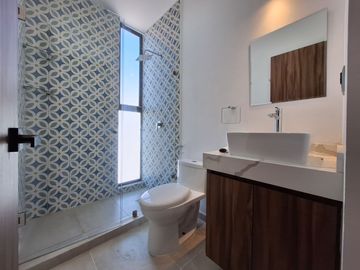 CASA EN RENTA EN ZIBATA QUERETARO CON DOBLE ALTURA Y ROOF GARDEN | PRIVADA AMATISTA