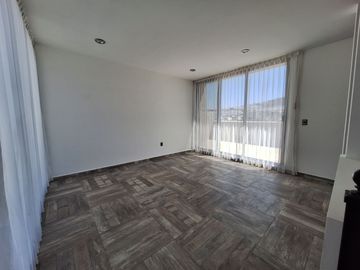 CASA EN RENTA EN ZIBATA QUERETARO CON DOBLE ALTURA Y ROOF GARDEN | PRIVADA AMATISTA