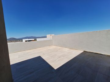 CASA EN RENTA EN ZIBATA QUERETARO CON DOBLE ALTURA Y ROOF GARDEN | PRIVADA AMATISTA