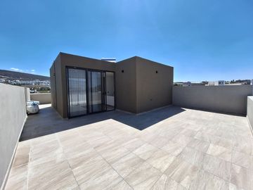 CASA EN RENTA EN ZIBATA QUERETARO CON DOBLE ALTURA Y ROOF GARDEN | PRIVADA AMATISTA